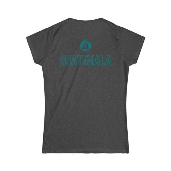 Camiseta de aventura guatemalteca para mujer, de postal de ATITLÁN, perfecta para viajeros y senderistas.