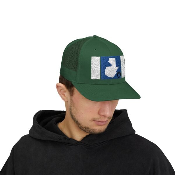 Demuestra tu amor por Guatemala con esta gorra snapback, perfecta para uso casual o aventuras al aire libre.