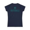 Camiseta de aventura guatemalteca para mujer, de postal de ATITLÁN, perfecta para viajeros y senderistas.