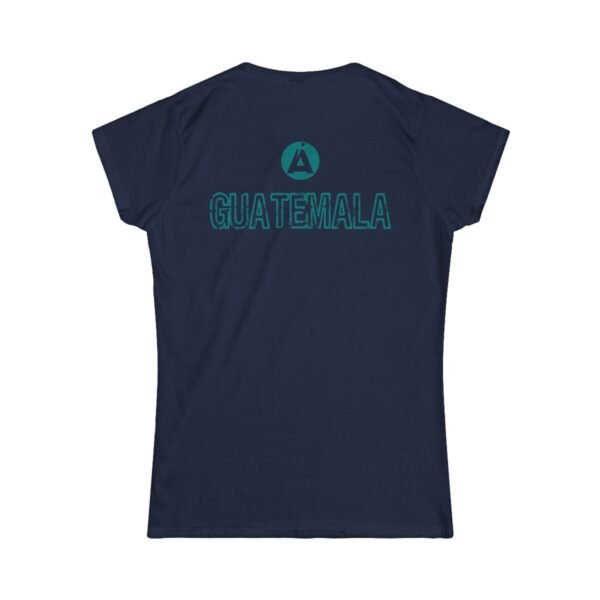 Camiseta de aventura guatemalteca para mujer, de postal de ATITLÁN, perfecta para viajeros y senderistas.