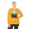 Camiseta unisex de manga larga con postal de ATITLÁN, perfecta para viajeros y amantes de actividades al aire libre.