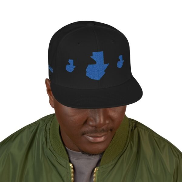 Gorra plana con visera ajustable y diseño de GUATE,  moderna para uso casual.