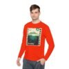 Camiseta unisex de manga larga con postal de ATITLÁN, perfecta para viajeros y amantes de actividades al aire libre.