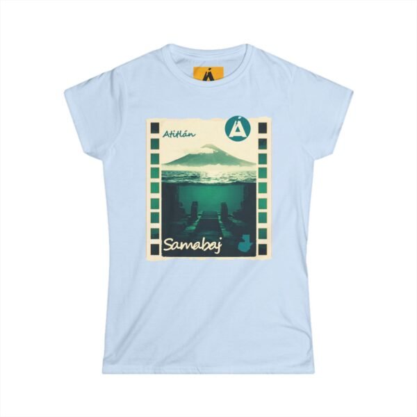 Camiseta de aventura guatemalteca para mujer, de postal de ATITLÁN, perfecta para viajeros y senderistas.