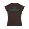 Camiseta de aventura guatemalteca para mujer, de postal de ATITLÁN, perfecta para viajeros y senderistas.