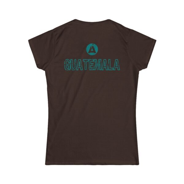 Camiseta de aventura guatemalteca para mujer, de postal de ATITLÁN, perfecta para viajeros y senderistas.