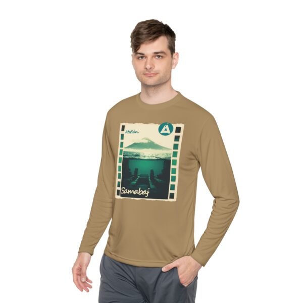 Camiseta unisex de manga larga con postal de ATITLÁN, perfecta para viajeros y amantes de actividades al aire libre.