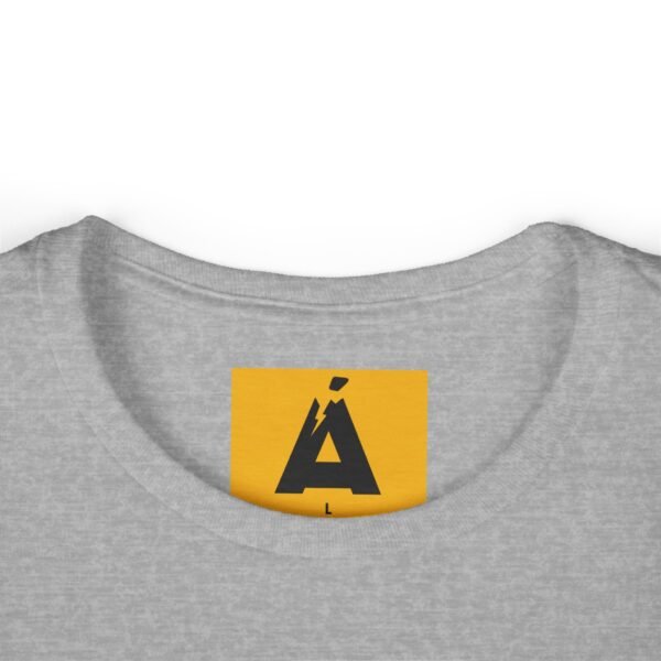 Camiseta de aventura guatemalteca para mujer, de postal de ATITLÁN, perfecta para viajeros y senderistas.