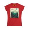 Camiseta de aventura guatemalteca para mujer, de postal de ATITLÁN, perfecta para viajeros y senderistas.