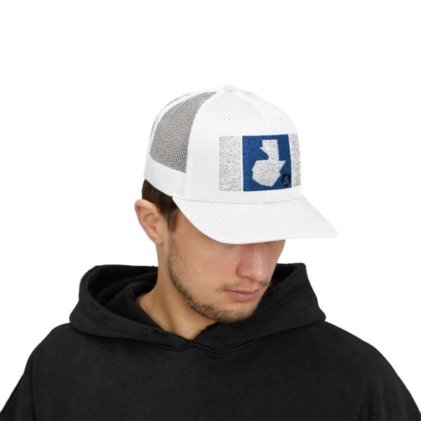 Demuestra tu amor por Guatemala con esta gorra snapback, perfecta para uso casual o aventuras al aire libre.
