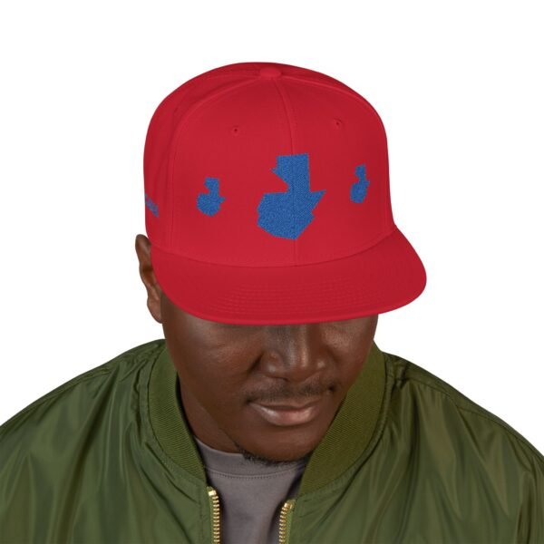 Gorra plana con visera ajustable y diseño de GUATE,  moderna para uso casual.