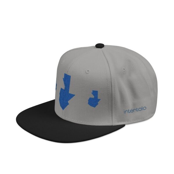 Gorra plana con visera ajustable y diseño de GUATE,  moderna para uso casual.