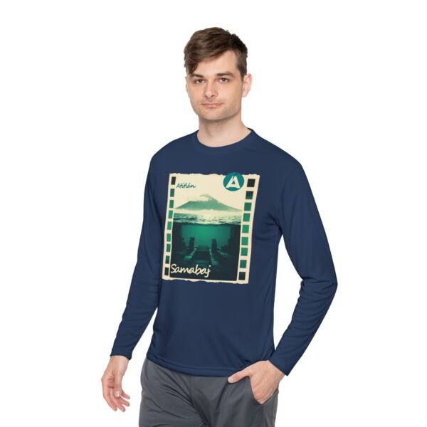 Camiseta unisex de manga larga con postal de ATITLÁN, perfecta para viajeros y amantes de actividades al aire libre.