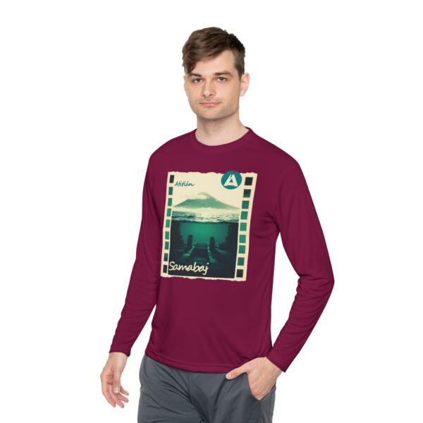 Camiseta unisex de manga larga con postal de ATITLÁN, perfecta para viajeros y amantes de actividades al aire libre.