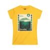 Camiseta de aventura guatemalteca para mujer, de postal de ATITLÁN, perfecta para viajeros y senderistas.