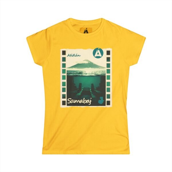 Camiseta de aventura guatemalteca para mujer, de postal de ATITLÁN, perfecta para viajeros y senderistas.