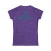 Camiseta de aventura guatemalteca para mujer, de postal de ATITLÁN, perfecta para viajeros y senderistas.