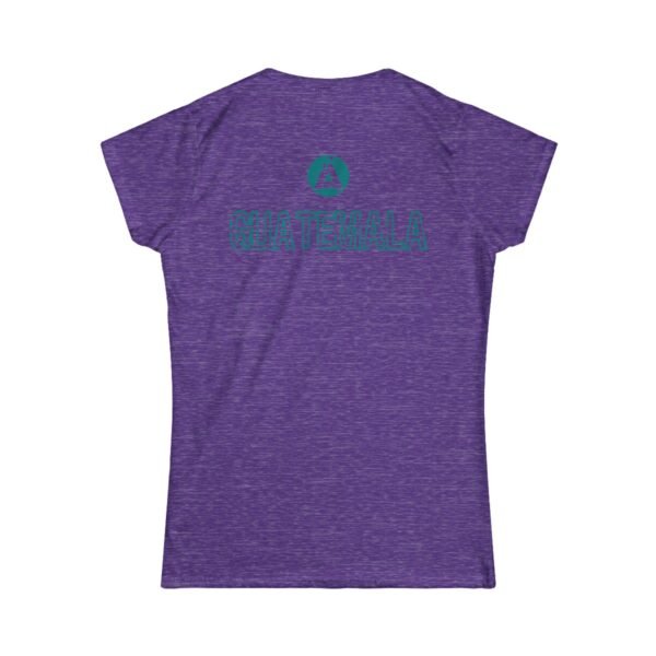 Camiseta de aventura guatemalteca para mujer, de postal de ATITLÁN, perfecta para viajeros y senderistas.