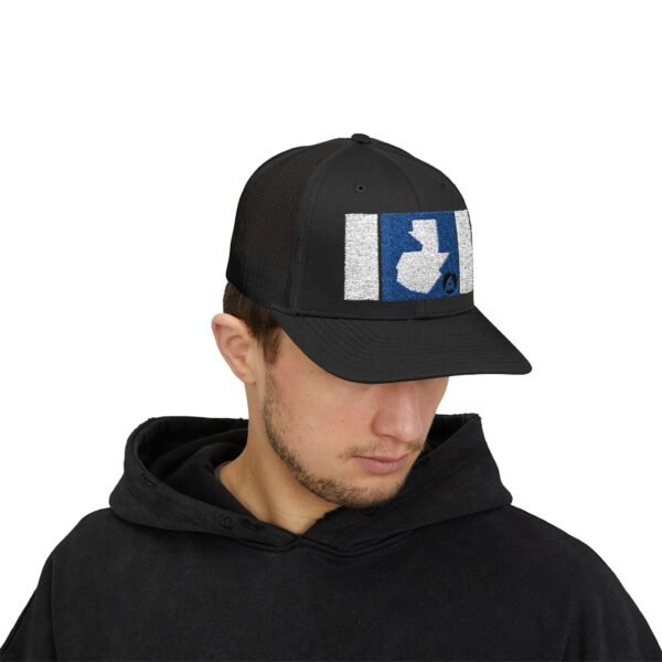 Demuestra tu amor por Guatemala con esta gorra snapback, perfecta para uso casual o aventuras al aire libre.