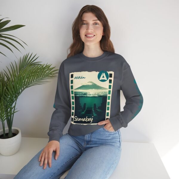 Sudadera unisex de cuello redondo de inspiración vintage de Samabaj, una prenda acogedora y moderna.