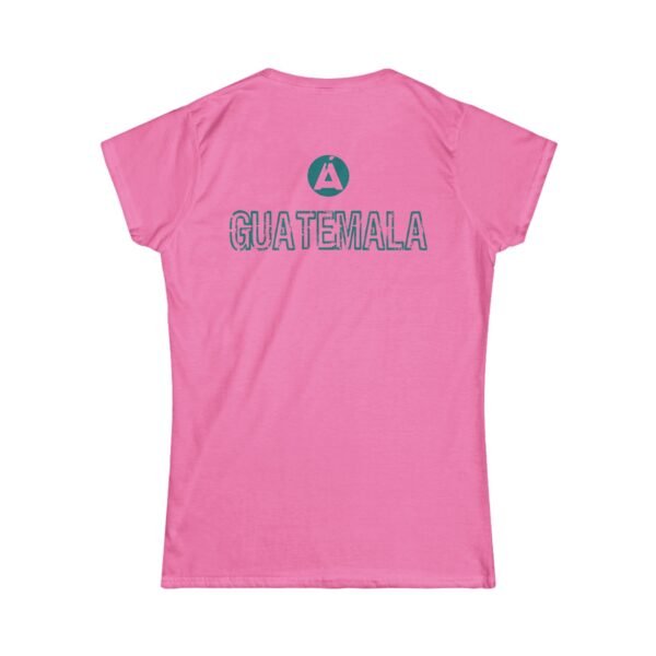Camiseta de aventura guatemalteca para mujer, de postal de ATITLÁN, perfecta para viajeros y senderistas.