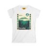 Camiseta de aventura guatemalteca para mujer, de postal de ATITLÁN, perfecta para viajeros y senderistas.