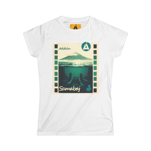 Camiseta de aventura guatemalteca para mujer, de postal de ATITLÁN, perfecta para viajeros y senderistas.