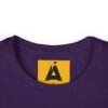 Camiseta de aventura guatemalteca para mujer, de postal de ATITLÁN, perfecta para viajeros y senderistas.