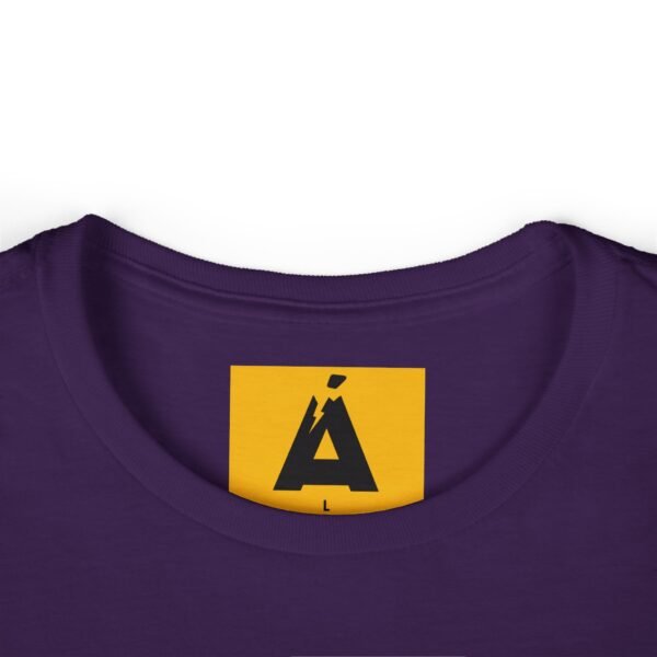 Camiseta de aventura guatemalteca para mujer, de postal de ATITLÁN, perfecta para viajeros y senderistas.