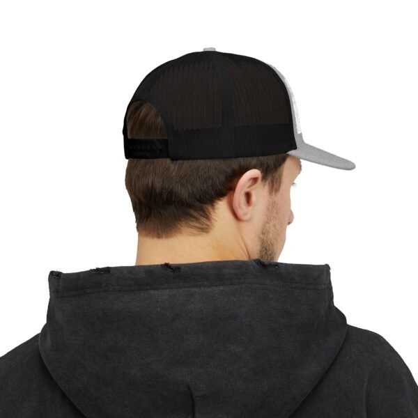 Elegante gorra de camionero con mapa de GUATE, perfecta para aventuras al aire libre.