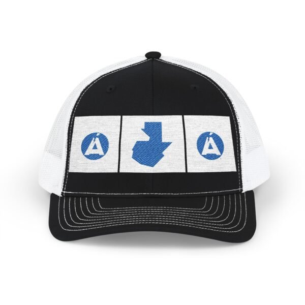 Elegante gorra de camionero con mapa de GUATE, perfecta para aventuras al aire libre.