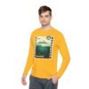 Camiseta unisex de manga larga con postal de ATITLÁN, perfecta para viajeros y amantes de actividades al aire libre.