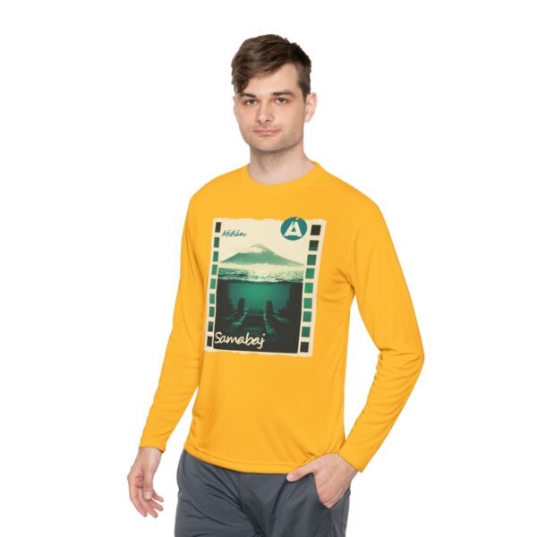 Camiseta unisex de manga larga con postal de ATITLÁN, perfecta para viajeros y amantes de actividades al aire libre.