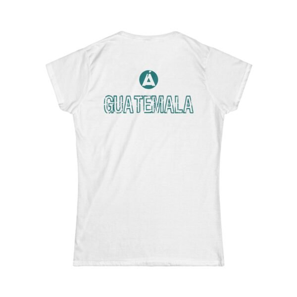 Camiseta de aventura guatemalteca para mujer, de postal de ATITLÁN, perfecta para viajeros y senderistas.