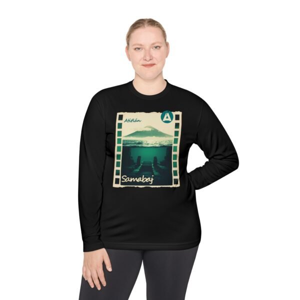 Camiseta unisex de manga larga con postal de ATITLÁN, perfecta para viajeros y amantes de actividades al aire libre.