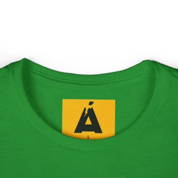 Camiseta de aventura guatemalteca para mujer, de postal de ATITLÁN, perfecta para viajeros y senderistas.