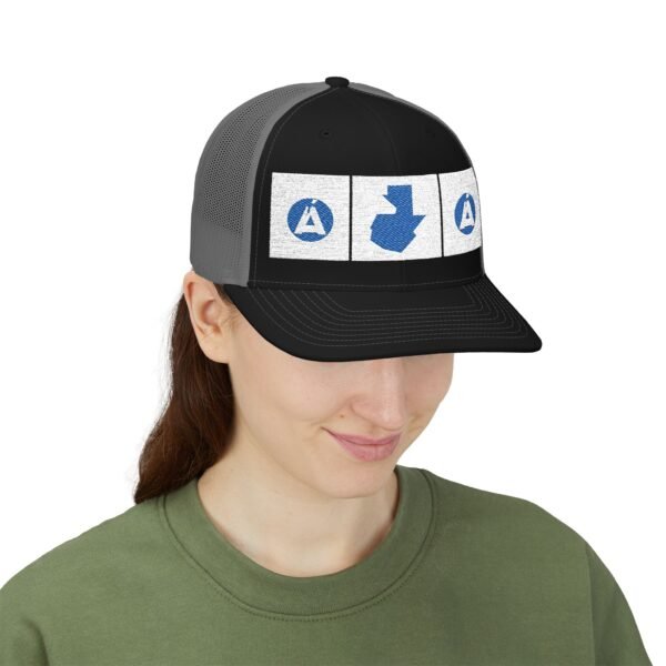 Elegante gorra de camionero con mapa de GUATE, perfecta para aventuras al aire libre.