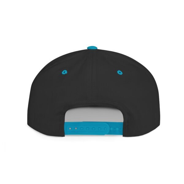 Gorra plana con visera ajustable y diseño de GUATE,  moderna para uso casual.