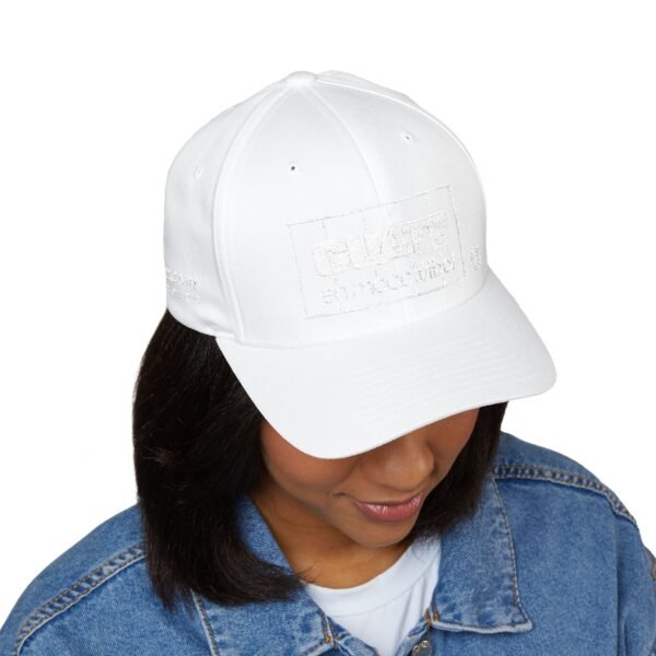 1068272641748110959_2048.jpeg Elegante gorra Trucker bordada de GUATE, perfecta para ir al estadio a los partidos de fútbol y salidas informales.