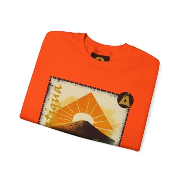 Abrigate con esta sudadera unisex inspirada en Guatemala, perfecta para los amantes de la moda viajera vintage.