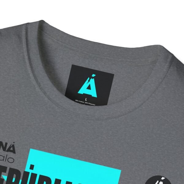 Celebra tu herencia guatemalteca con esta camiseta unisex, perfecta para pasear.