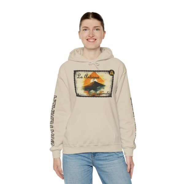 Sudadera unisex vintage de Guatemala con capucha, comoda y radiante con un aire retro y una calidez acogedora.