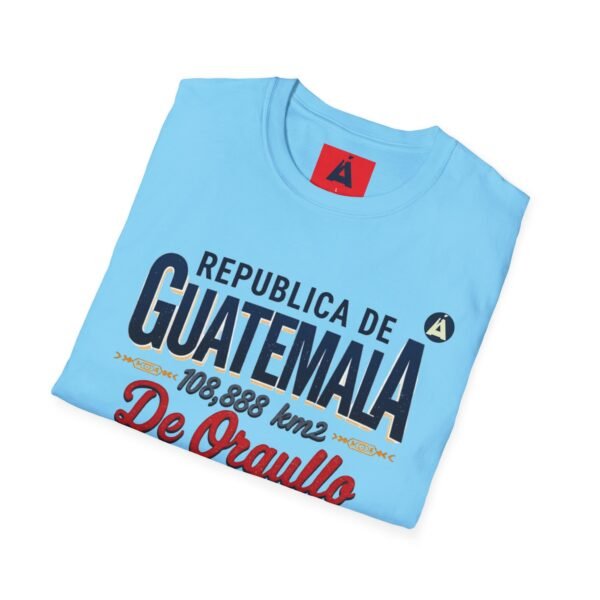 Celebra tu herencia guatemalteca con esta camiseta unisex, perfecta para pasear.