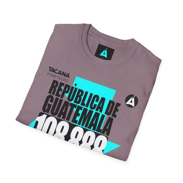 Celebra tu herencia guatemalteca con esta camiseta unisex, perfecta para pasear.