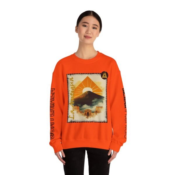 Abrigate con esta sudadera unisex inspirada en Guatemala, perfecta para los amantes de la moda viajera vintage.