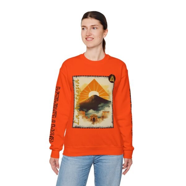 Abrigate con esta sudadera unisex inspirada en Guatemala, perfecta para los amantes de la moda viajera vintage.