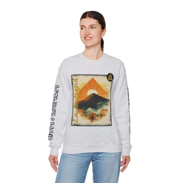 Abrigate con esta sudadera unisex inspirada en Guatemala, perfecta para los amantes de la moda viajera vintage.