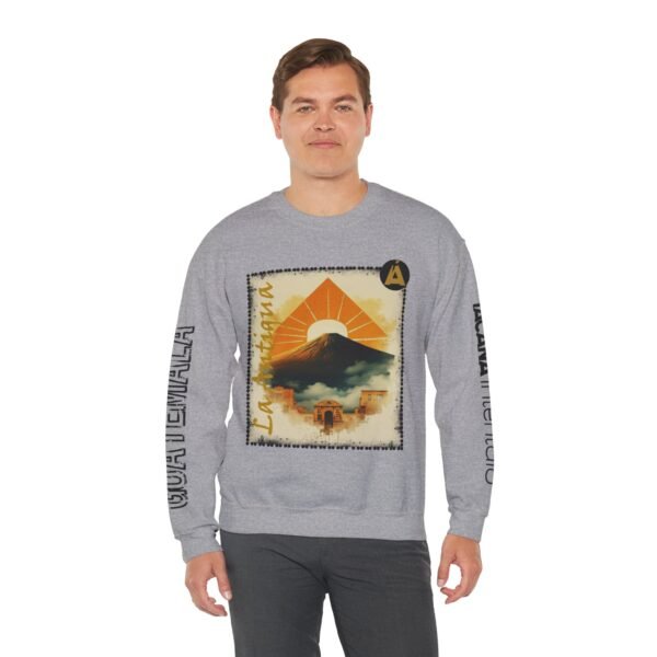 Abrigate con esta sudadera unisex inspirada en Guatemala, perfecta para los amantes de la moda viajera vintage.