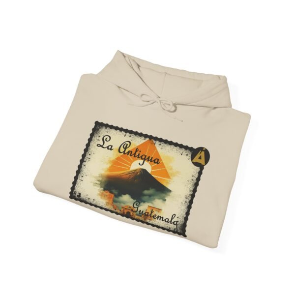 Sudadera unisex vintage de Guatemala con capucha, comoda y radiante con un aire retro y una calidez acogedora.