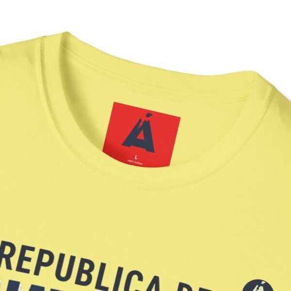 Celebra tu herencia guatemalteca con esta camiseta unisex, perfecta para pasear.